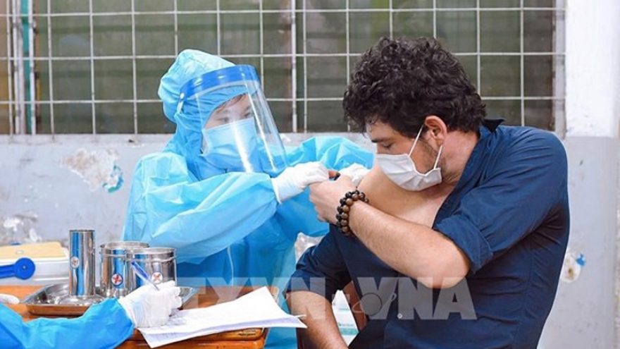 4,000 foreigners vaccinated against COVID-19 in Hanoi
